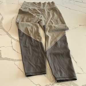 Vuori high rise leggings, two tone green, size S